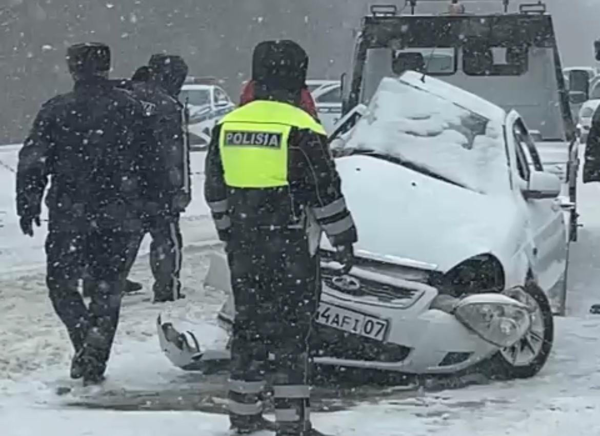 Пассажирский автобус и легковушка столкнулись в Уральске
